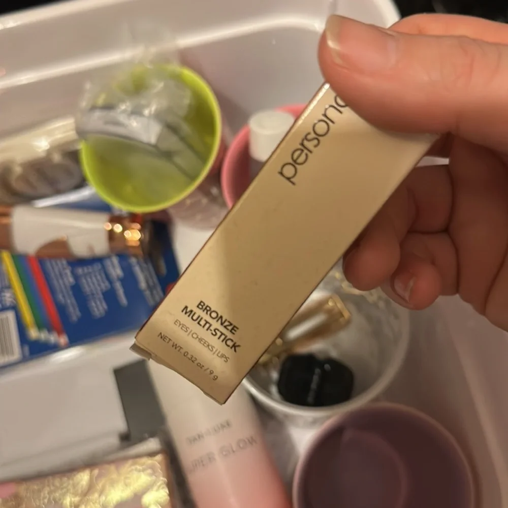 Makeup items - Picture 3 of 4